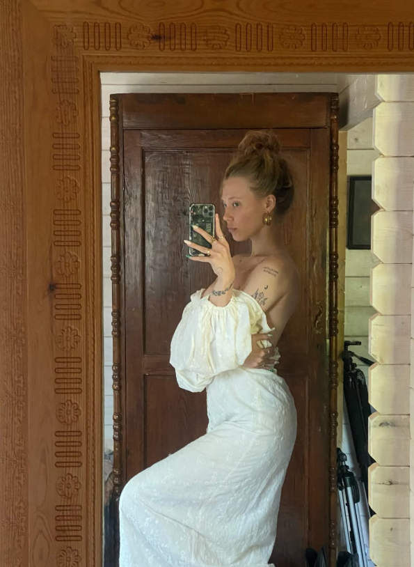 Laulaja ja malli Venla Edelmann poseeraa Instagram-kuvassaan