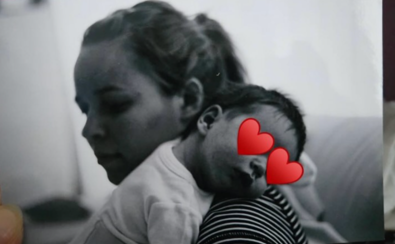Paula Vesala pitelee vauvaikäistä Julius-poikaansa mustavalkoisessa lapsuuskuvassa.