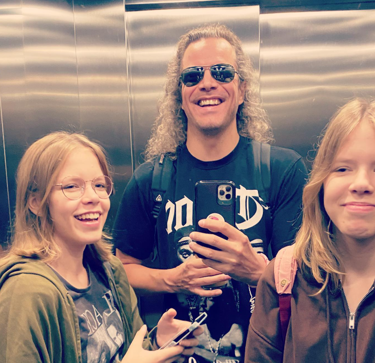 Jarno ”Killi” Kallunki kahden tyttärensä kanssa.