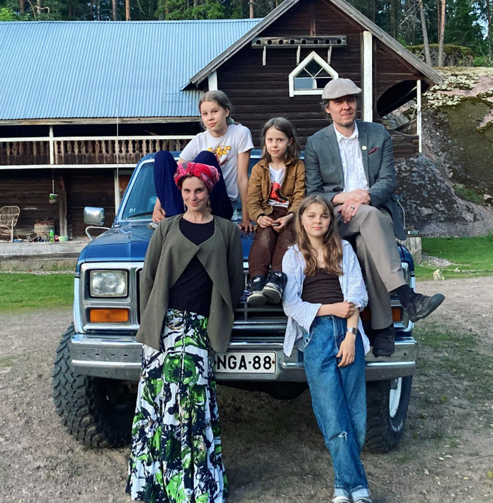 Olga Temonen ja Tuukka Temonen lastensa Helgan, Hilman ja Torstin kanssa Iitin maatilalla