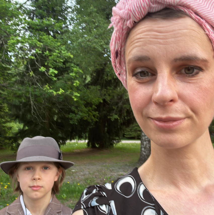 Olga Temonen nuorimman poikansa Torsti Temosen kanssa.