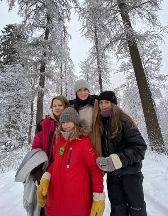Olga Temonen lastensa Helgan, Hilman ja Torstin kanssa Aulangon talvimaisemissa