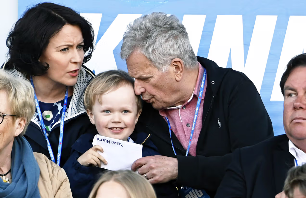 Aaro Niinistö Sauli Niinistön ja Jenni Haukion kanssa Turussa vuonna 2022